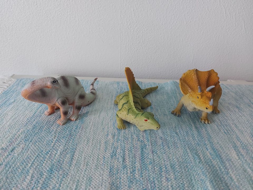3 dinosaurusta