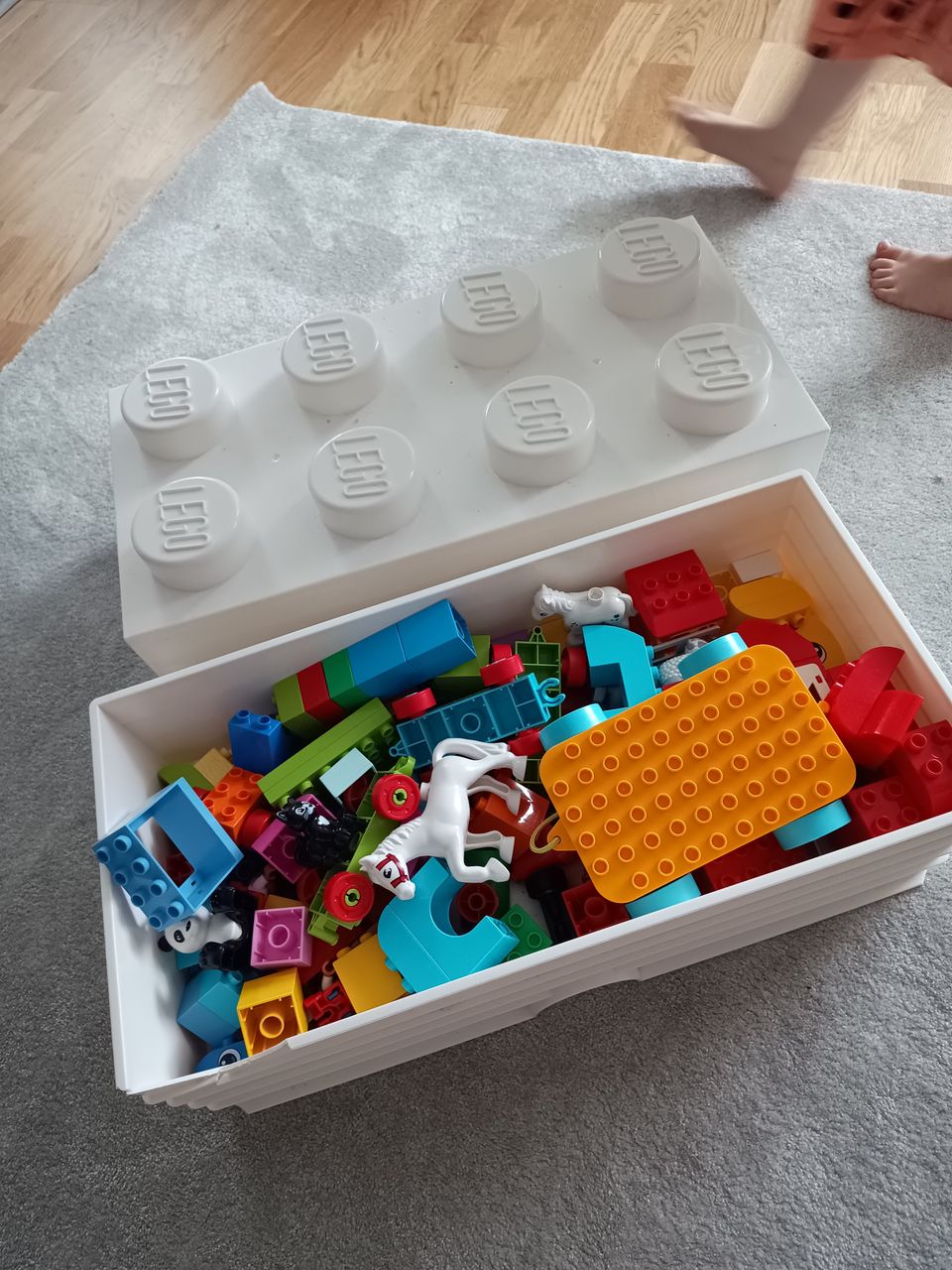 Laatikollinen Duploja & Lego-säilytyslaatikko