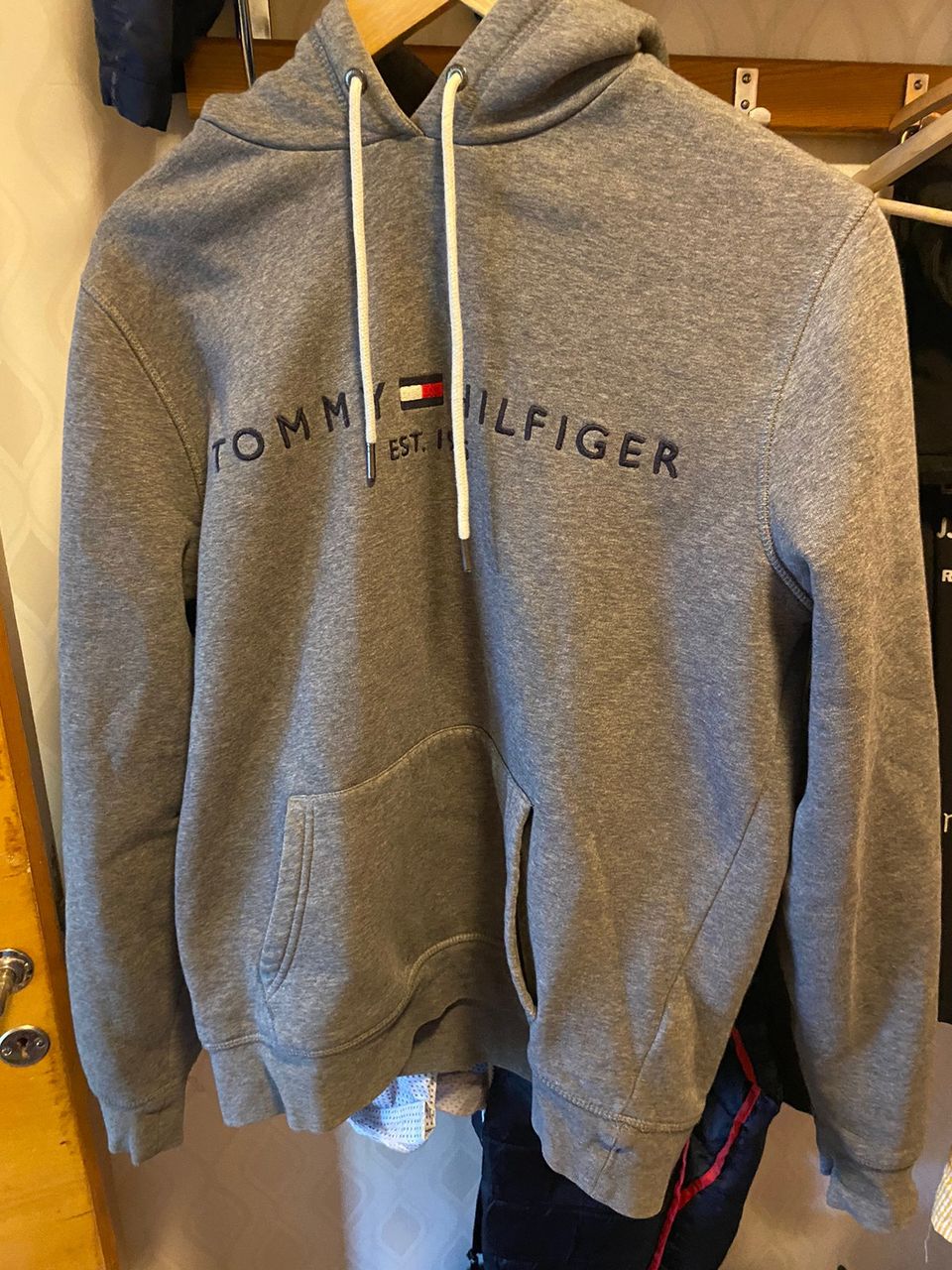 Tommy Hilfiger huppari