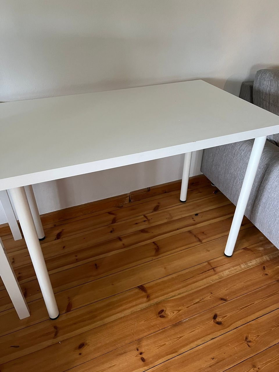 Valkoinen pöytä
