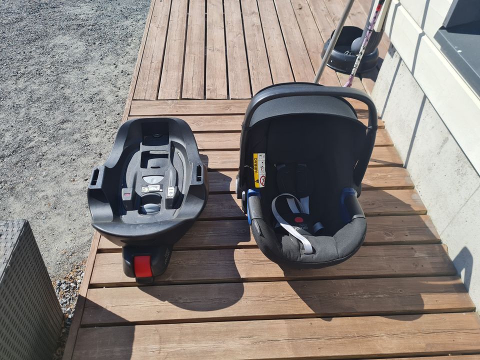 Britax baby safe i-size kaukalo ja telakka