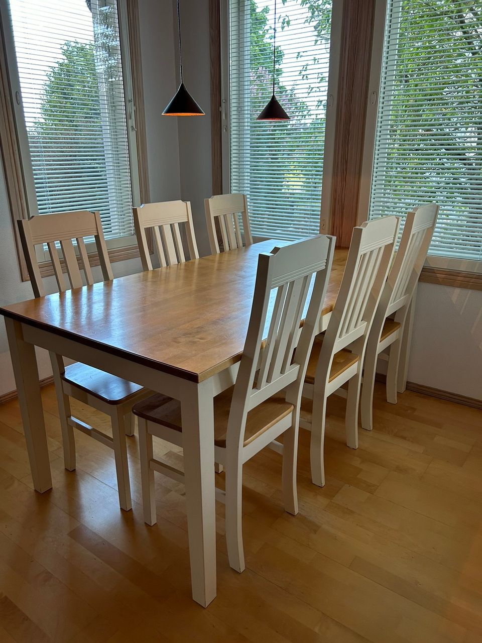 Ruokapöytä ja 6 tuolia, kaksivärinen
