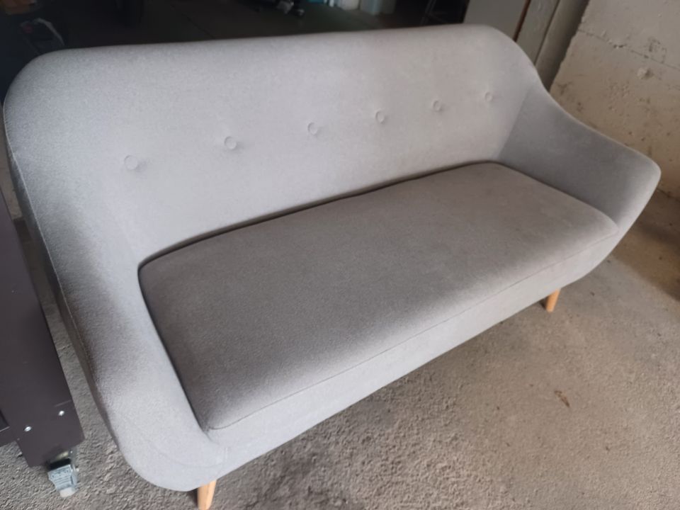 Hyväkuntoinen sohva