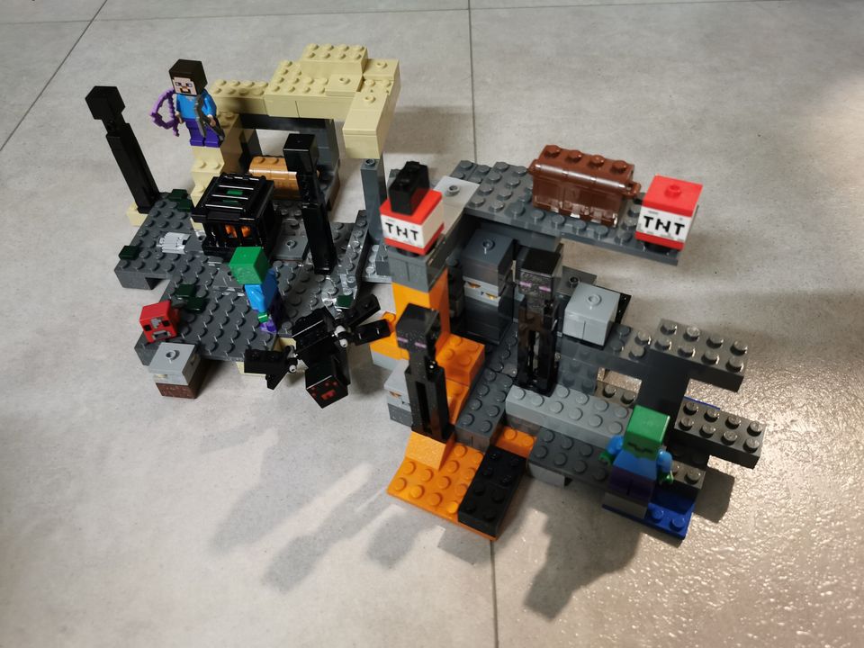 2 x Lego Minecraft (21119 ja 21166) osia puuttuu