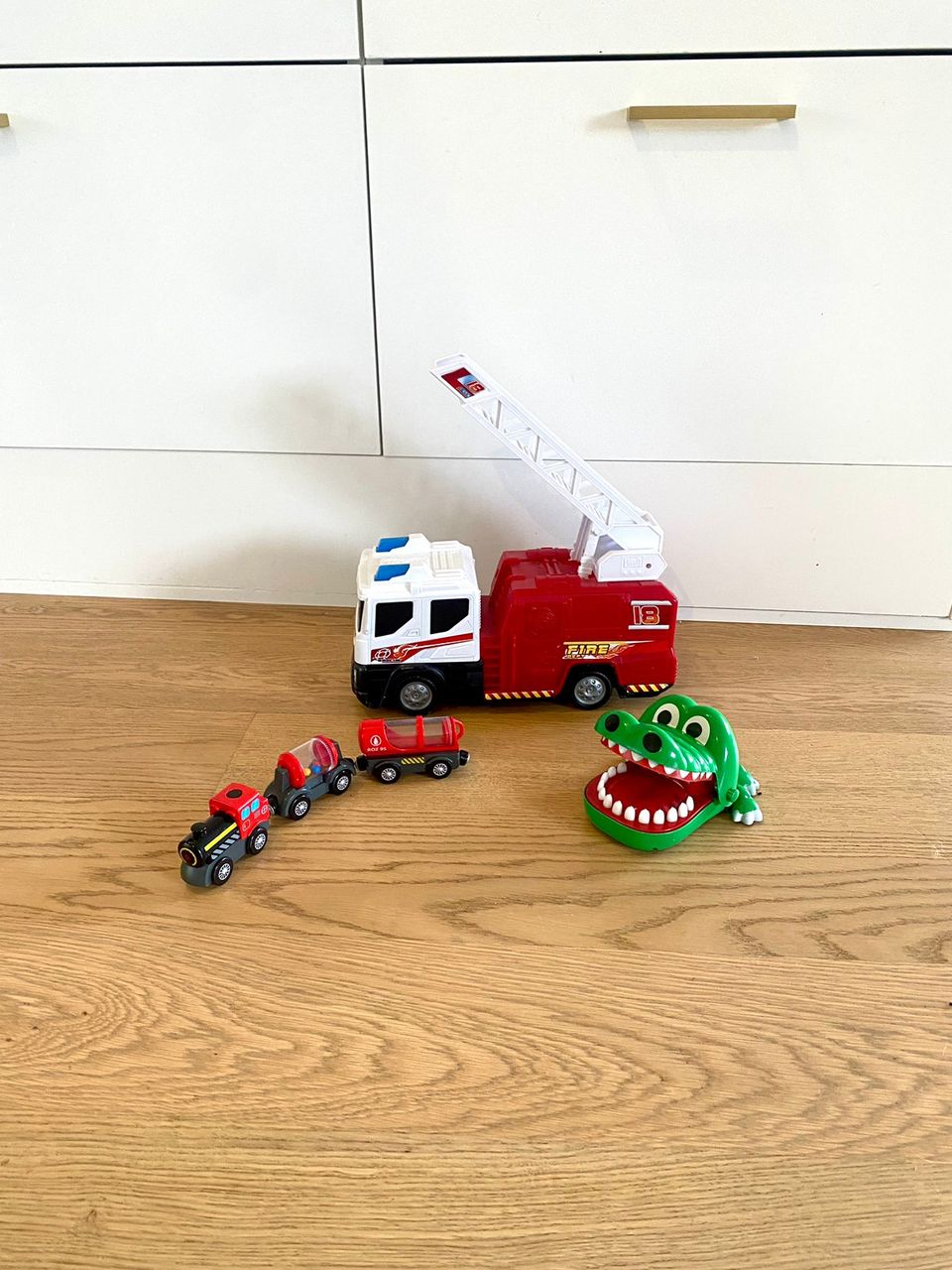 Lelupaketti: paloauto, juna ja krokotiili