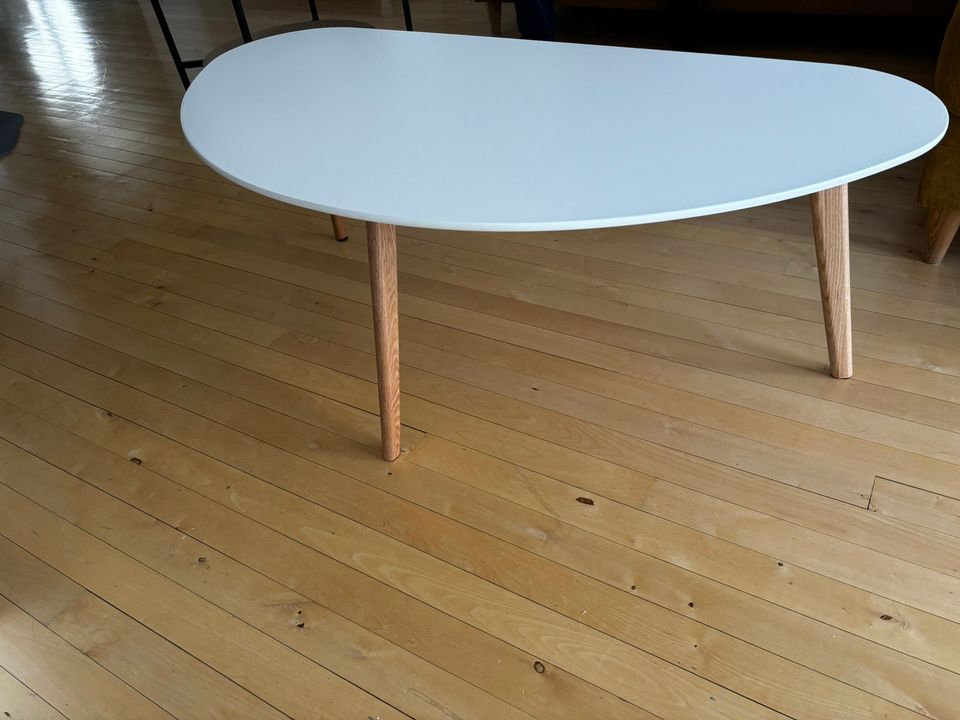 Olohuoneen pöytä valkoinen