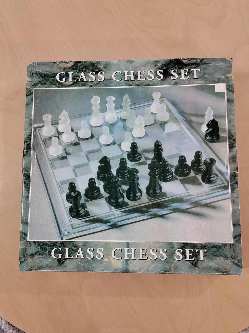 Lasinen shakkipeli uutta vastaavassa kunnossa