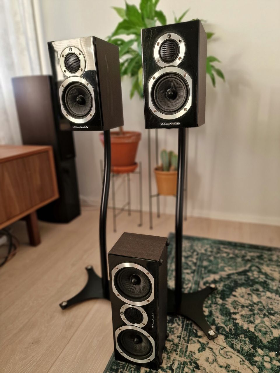 Wharfedale Diamond 10 -kaiuttimet jalustoilla + keskikaiutin