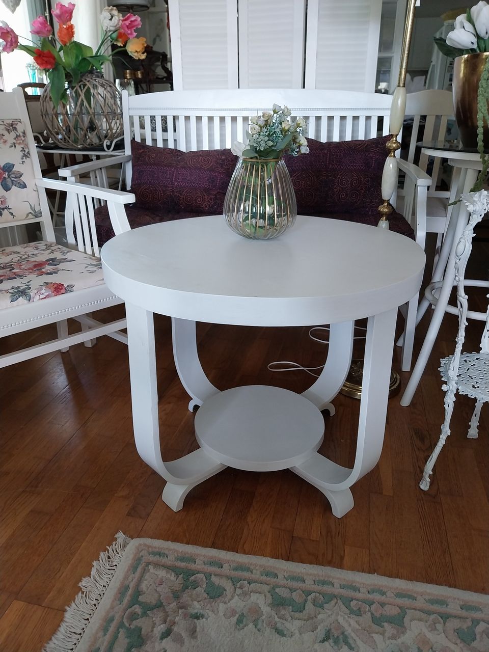 Pöytä vintage valkeana tyylikäs design muoto