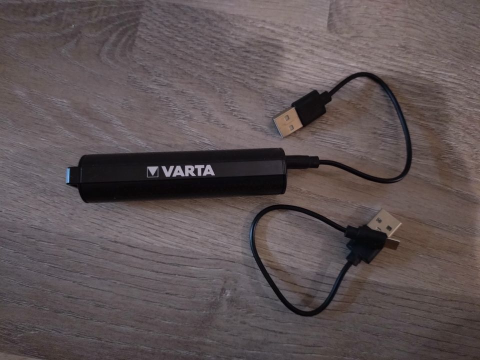 Varta Powerbank ja kaksi latausjohtoa