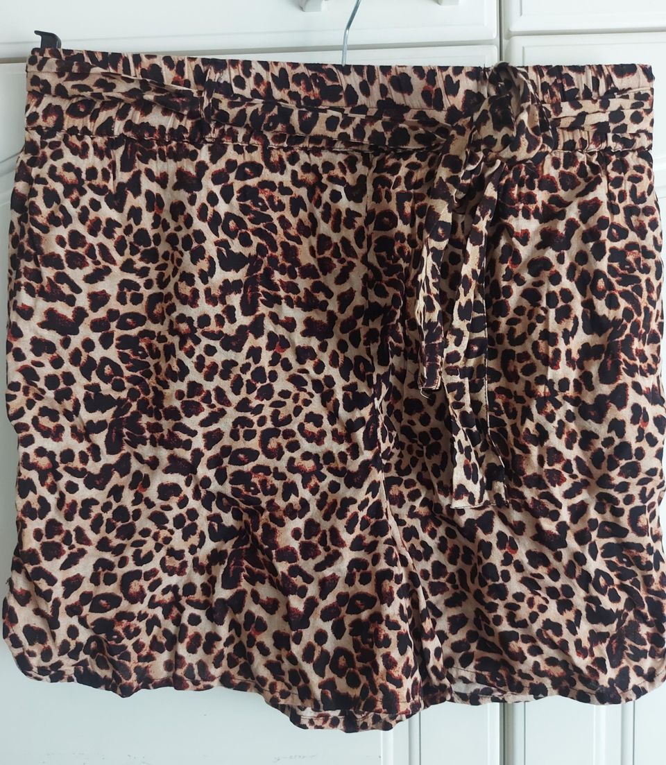 Leopardikuvioiset shortsit, solmittavalla vyöllä, koko M