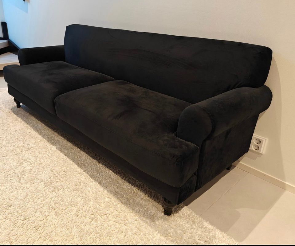 Musta sametti sohva