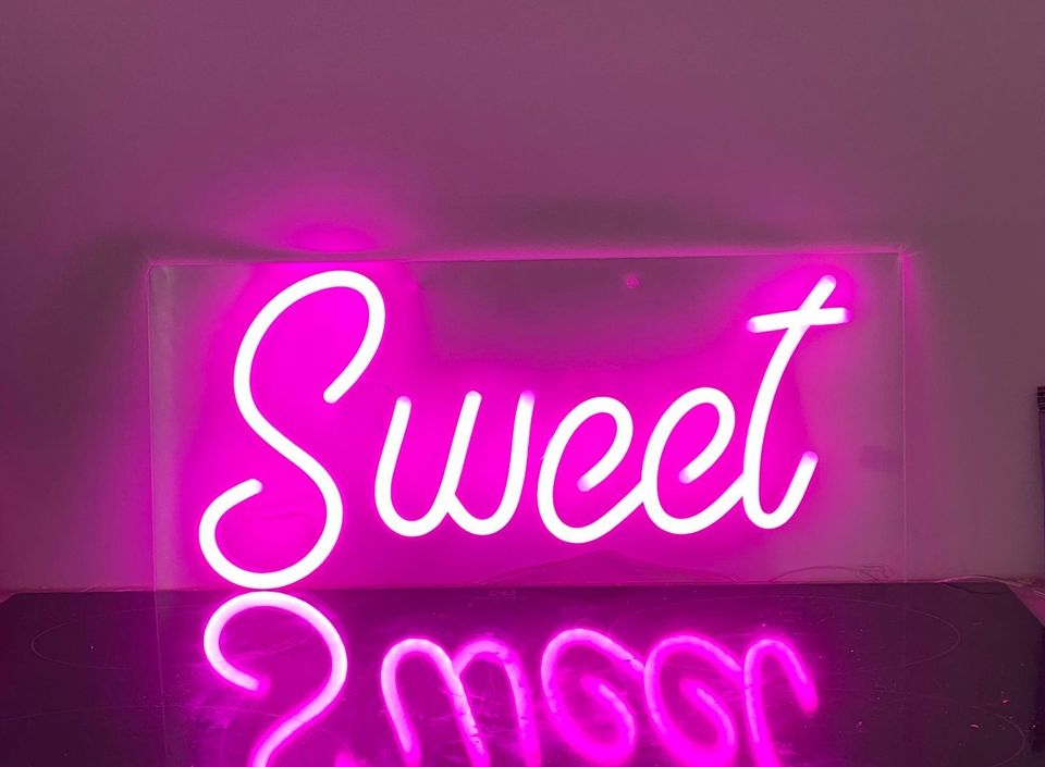 Neon-kyltti jossa lukee Sweet