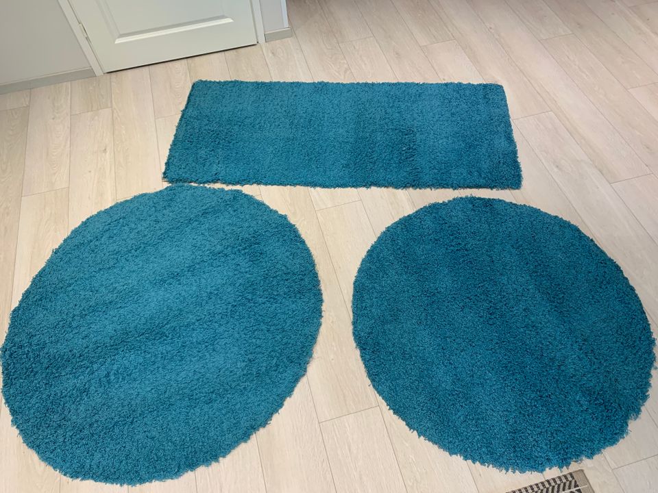 Kolme turkoosia mattoa