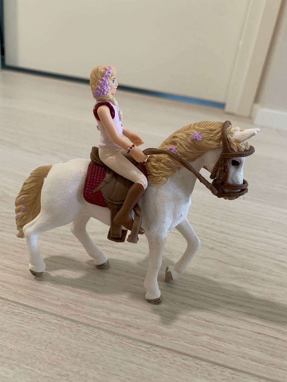 Schleich-hevoset ratsastajalla