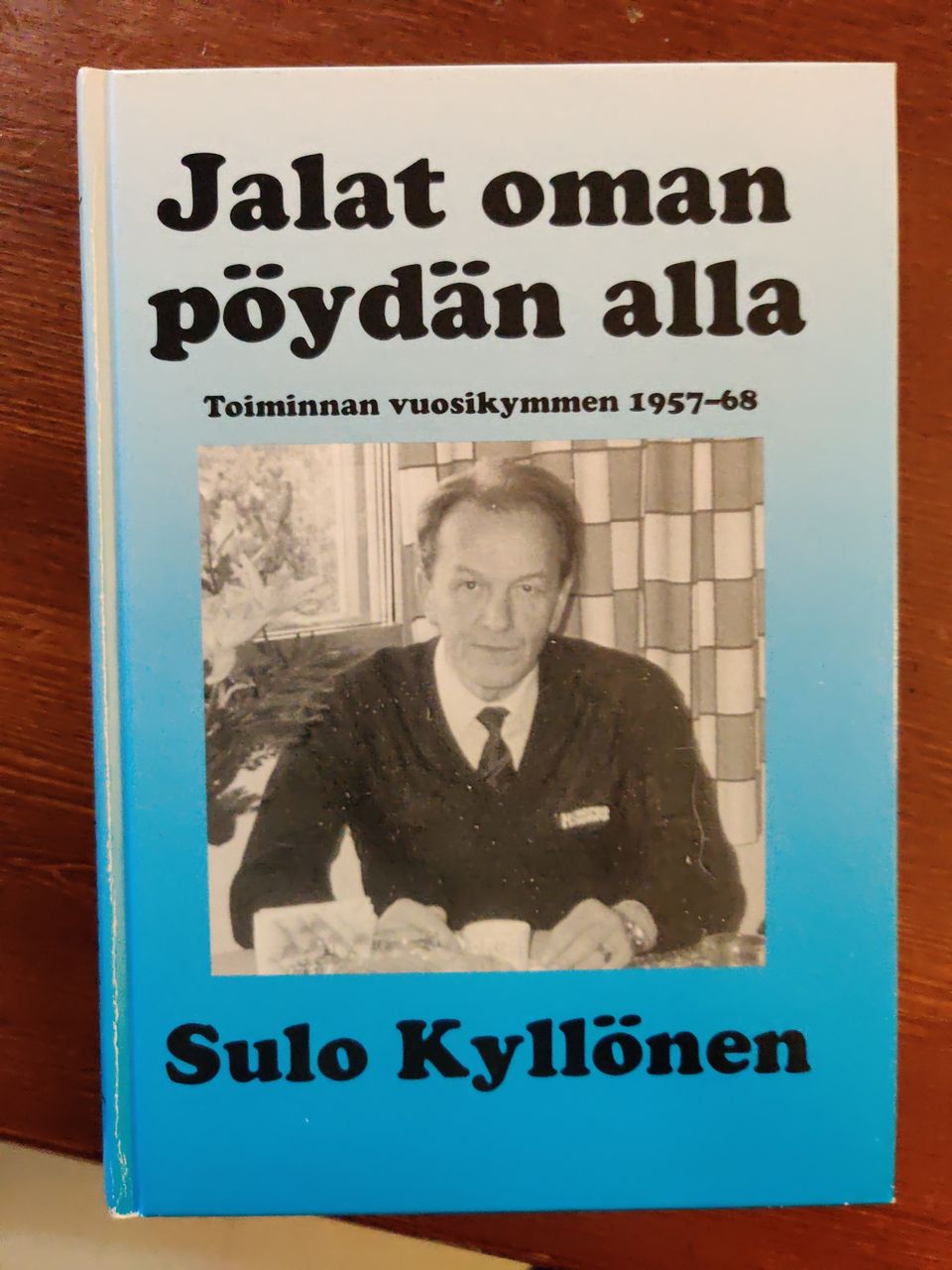 Jalat oman pöydän alla, Sulo Kyllönen