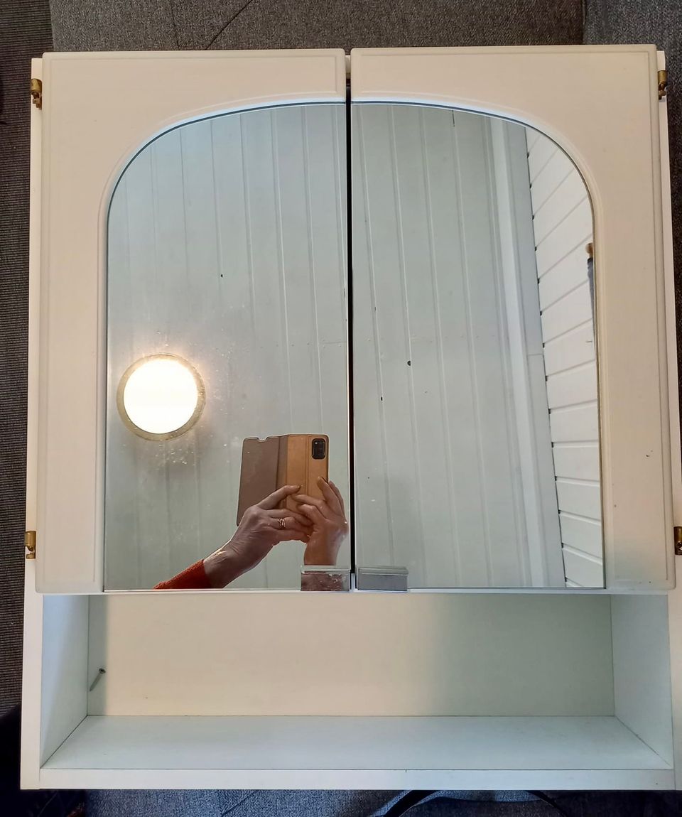 Lasihyllyllä oleva peilikaappi