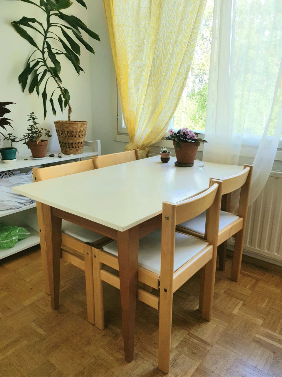 Pöytäryhmä, ruokapöytä + 4 tuolia