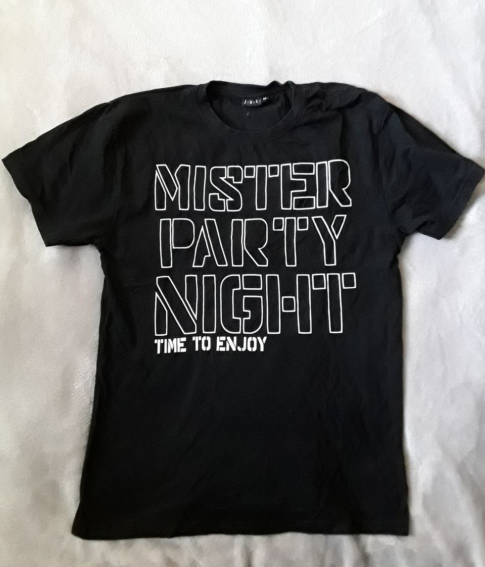 T-paita tekstillä koko M