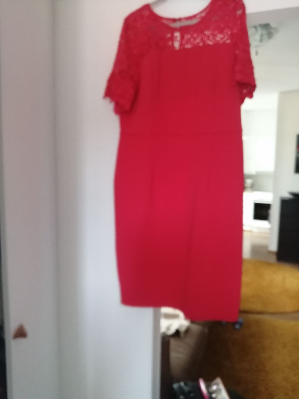 Kaunis, punainen mekko.