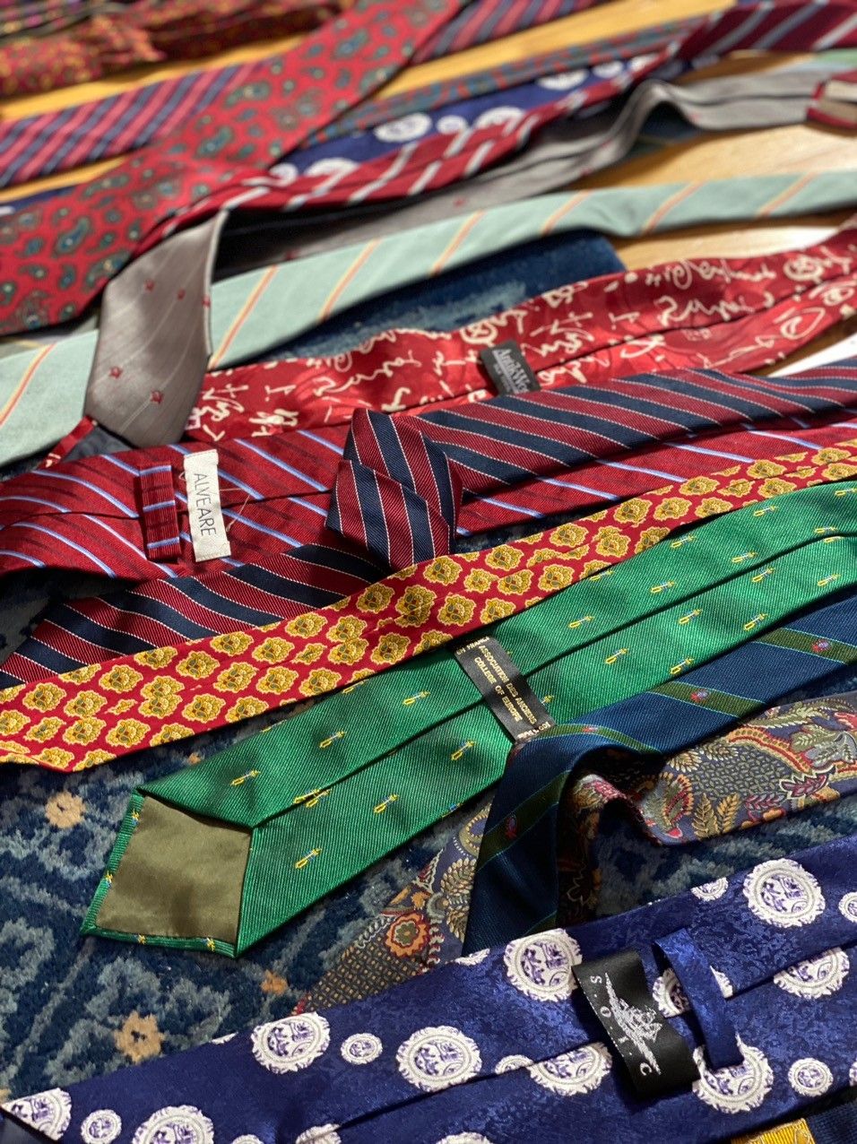 Myynnissä laadukkaita solmioita – tilaisuuksiin ja arkeen!