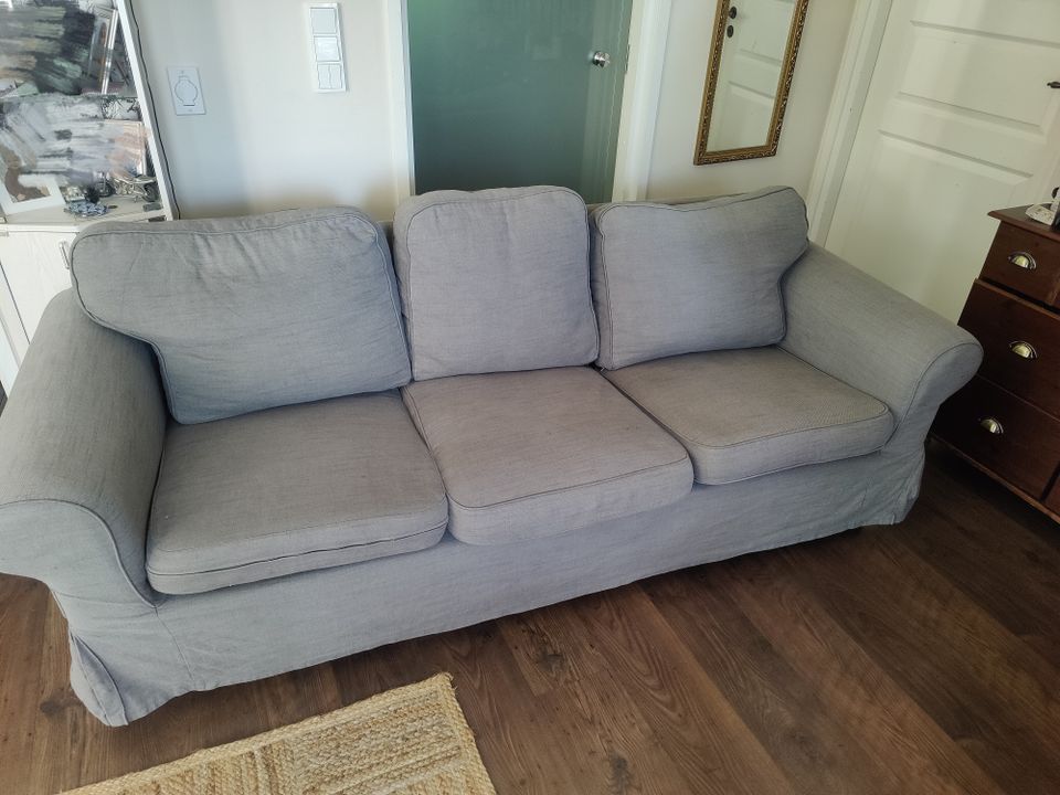 Myynnissä 3:n istuttava Ikean sohva