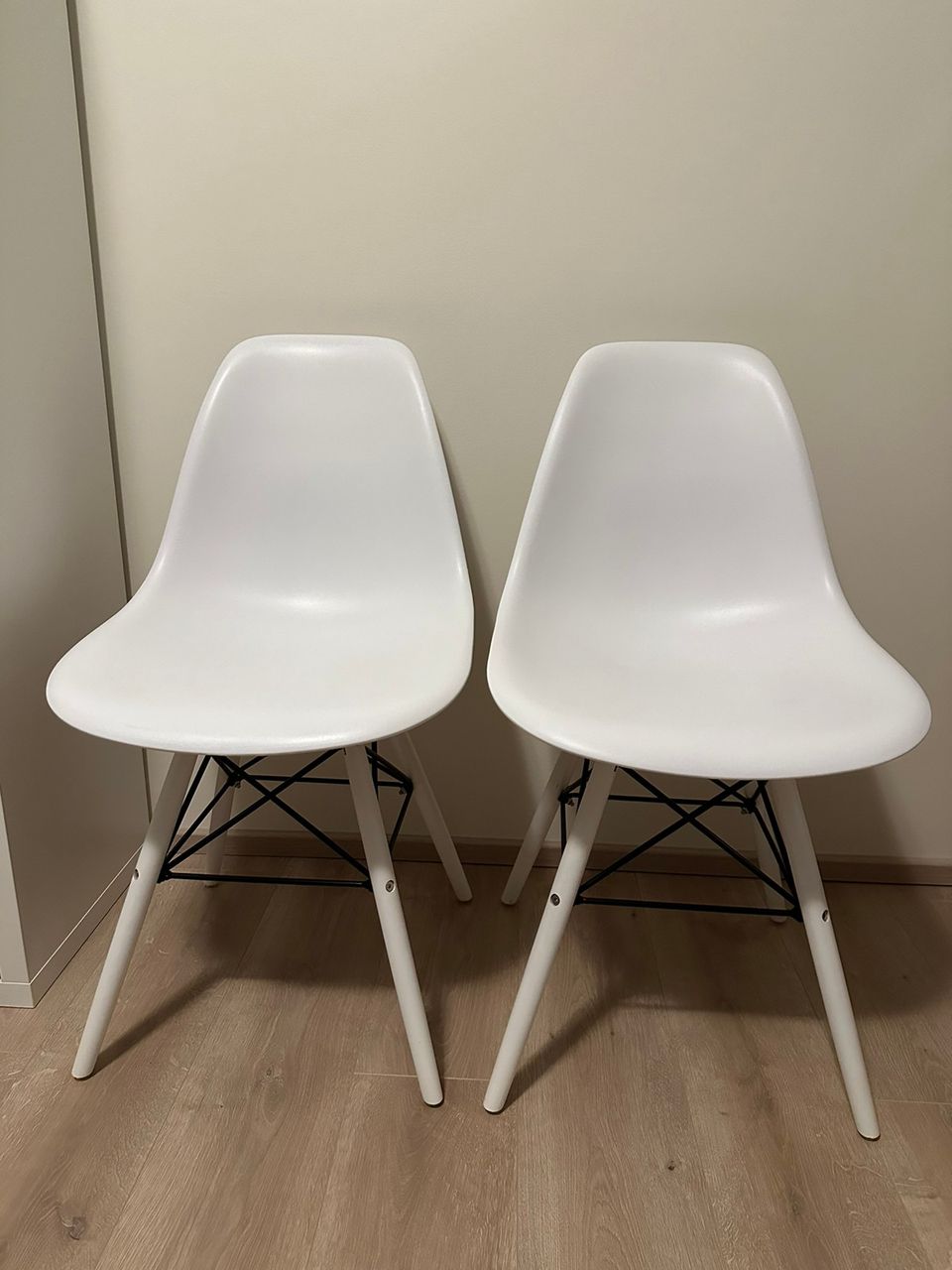 Valkoiset tuolit, 2 kpl
