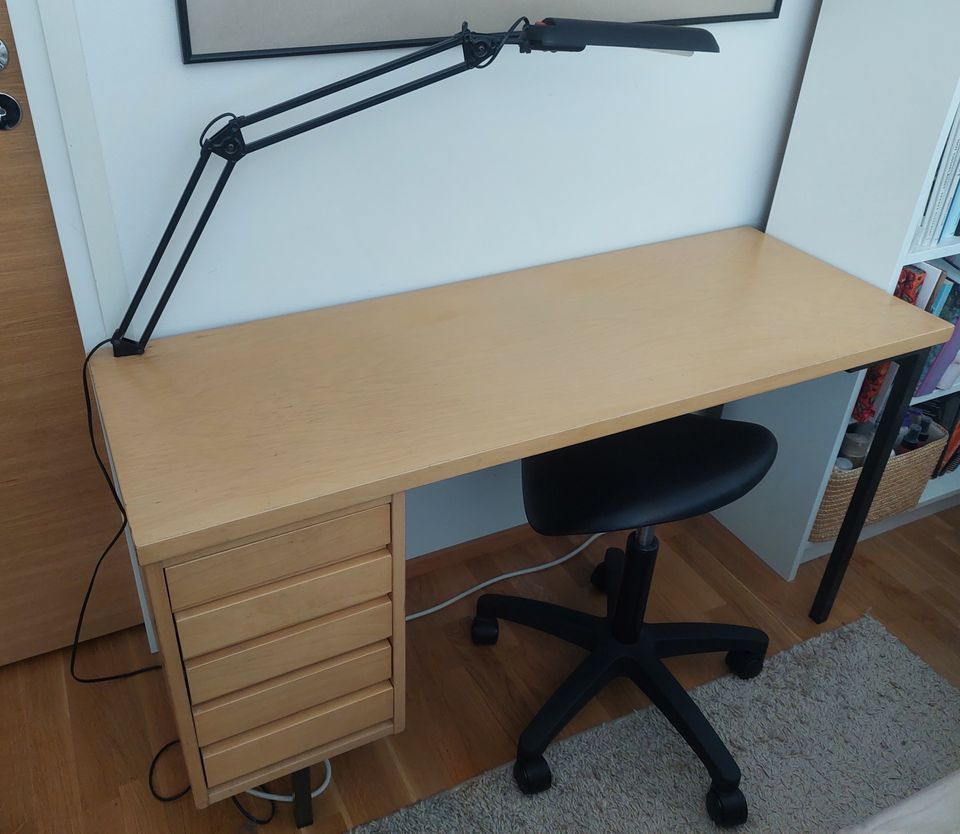 Työpöytä + pöytälamppu
