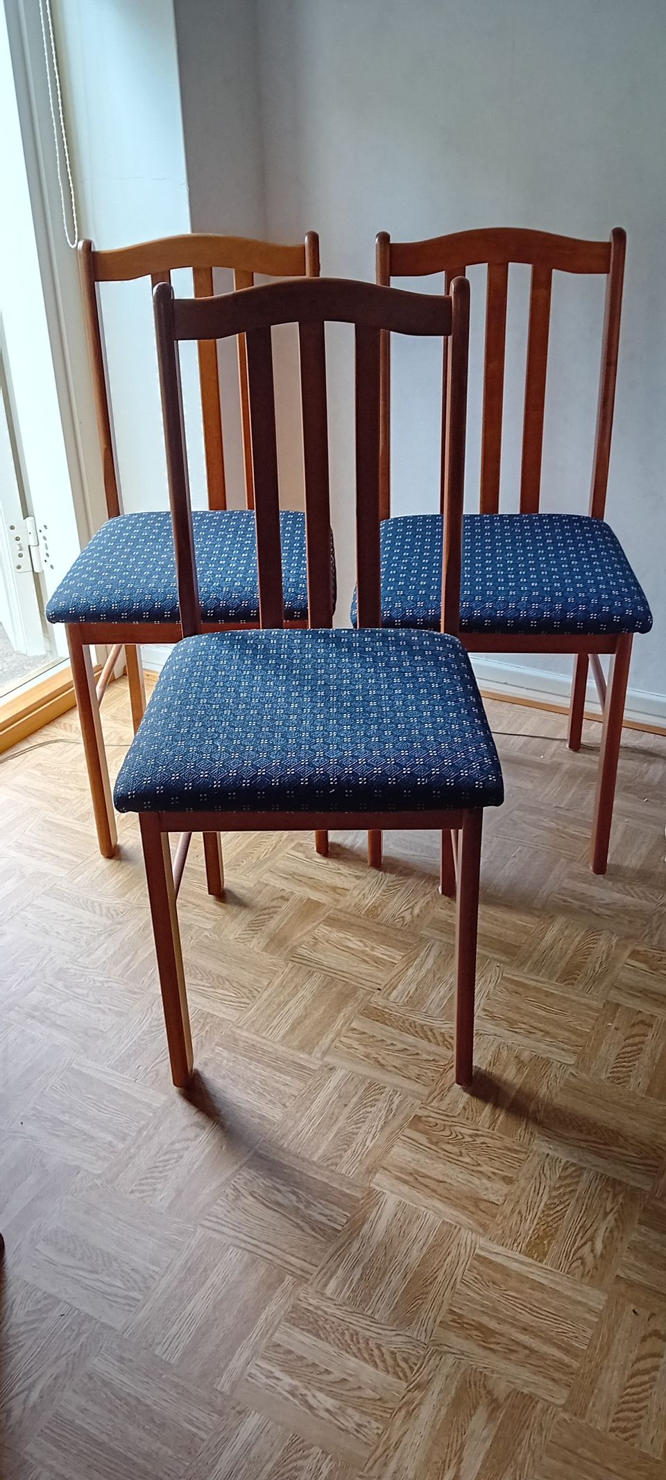 Ruokapöytä ja kolme tuolia