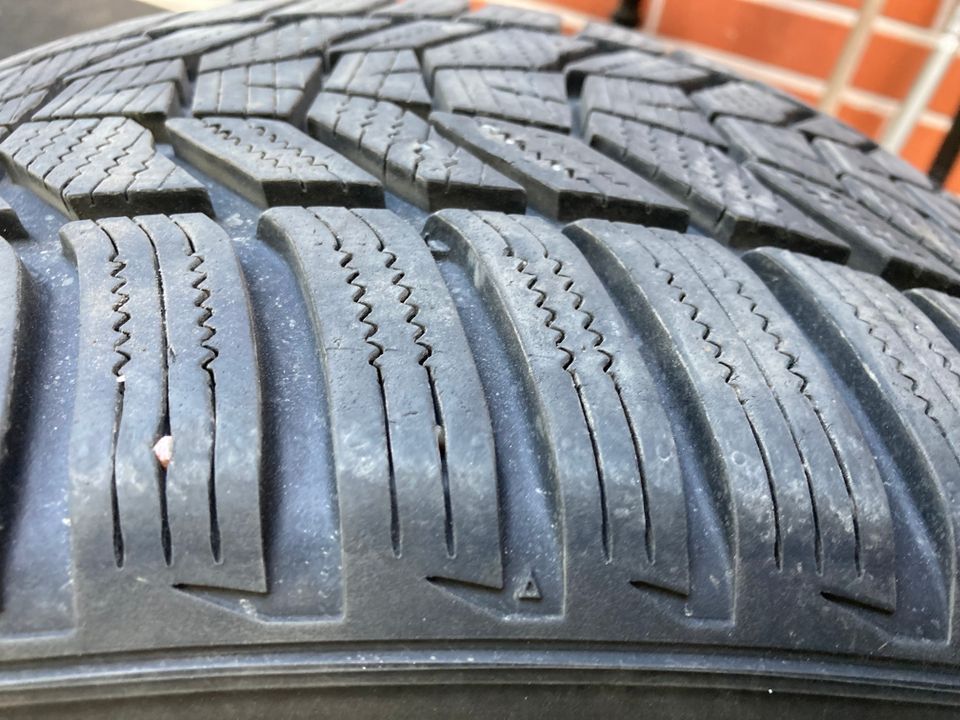 Myydään 20” kitkarenkaat uudenveroiset, hankook winter i cept evo 3 225/35R20