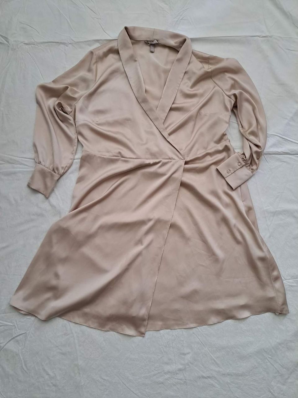 Silkkituntuinen midi mekko koko XXL. Kk 66cm