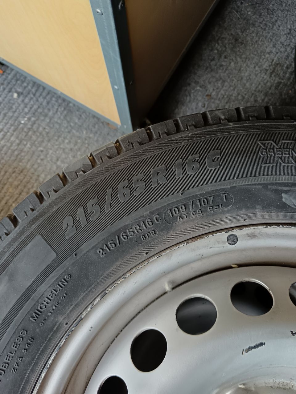 Michelin 215/65 R 16 C kesärenkaat T5 Portterin vanteella