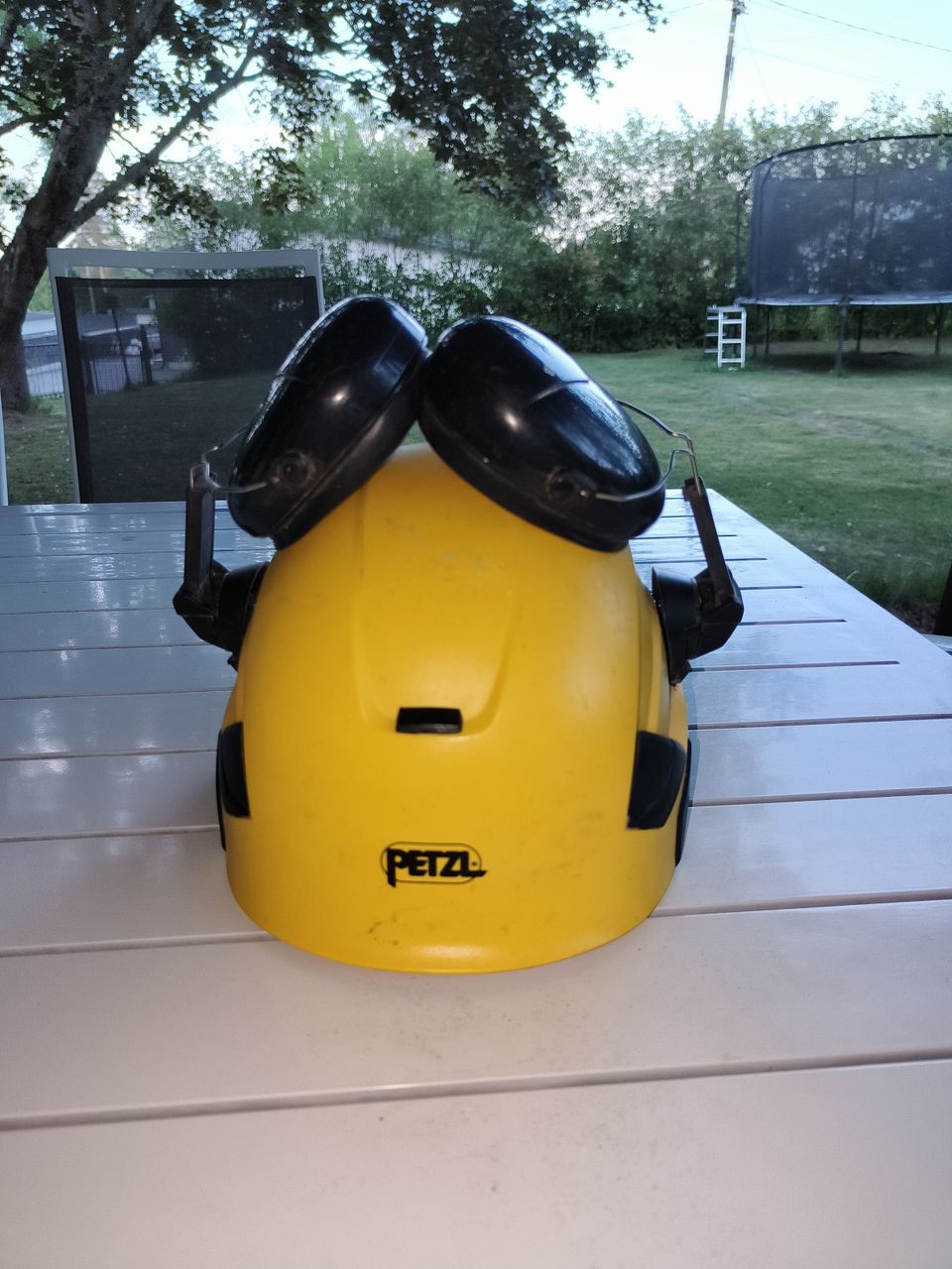 Petzl suojakypärä kuulosuojaimilla