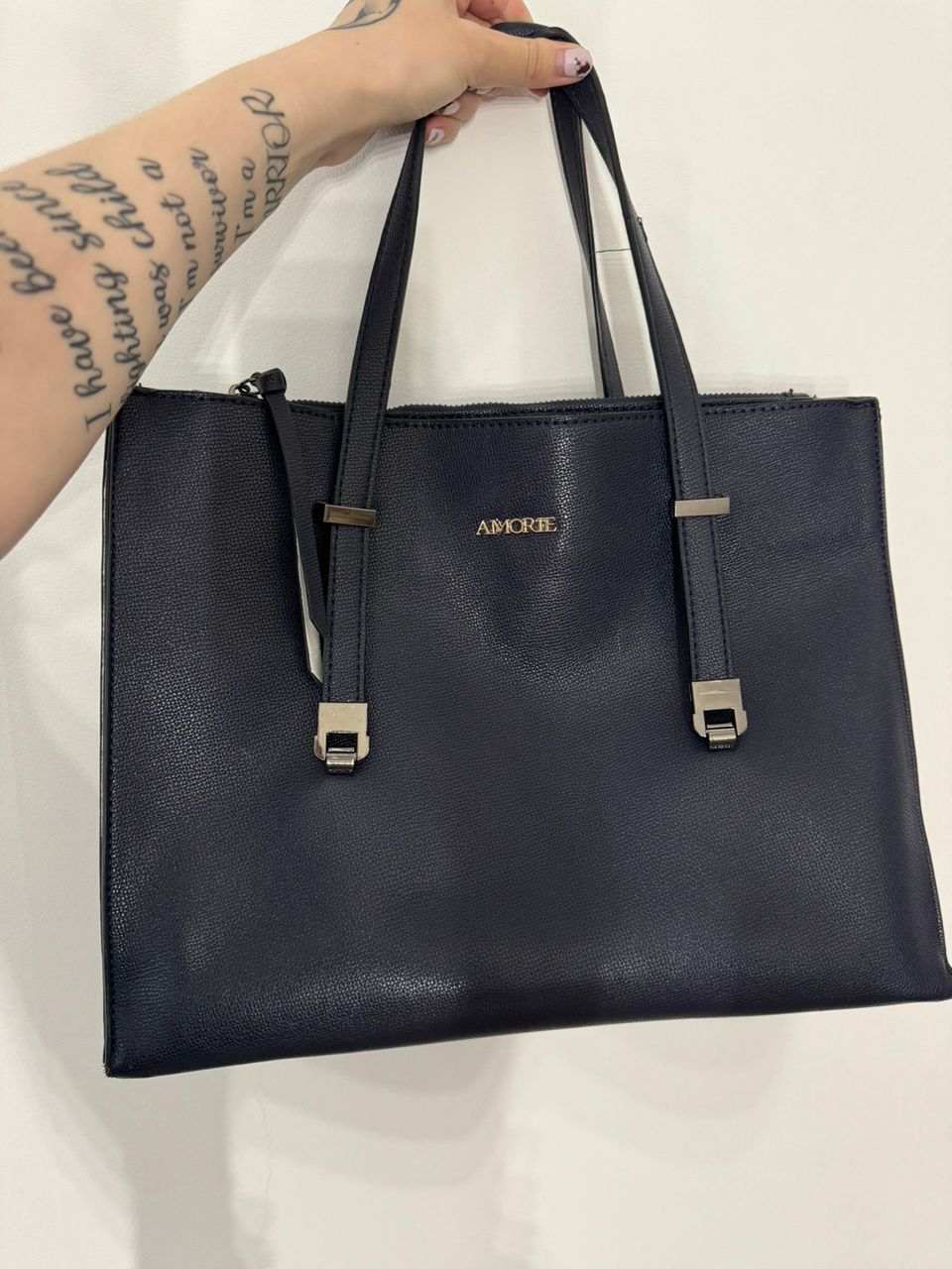 Tumman sininen käsilaukku