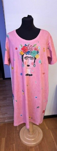 Trikoomekko  L  Frida Kahlo vaaleanpunainen