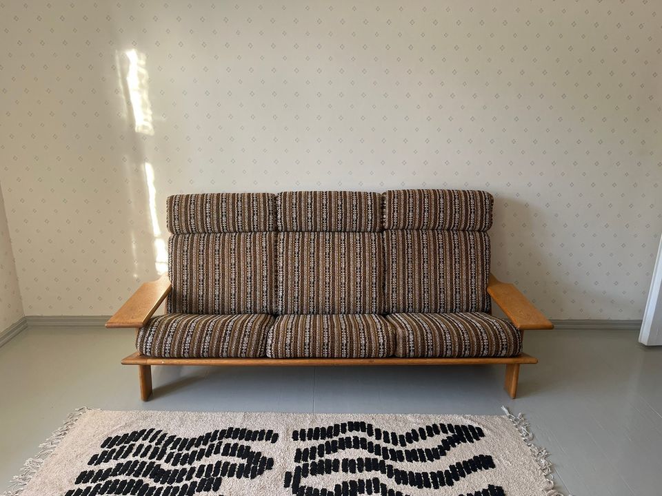 Esko Pajaniemen suunnittelema sohva