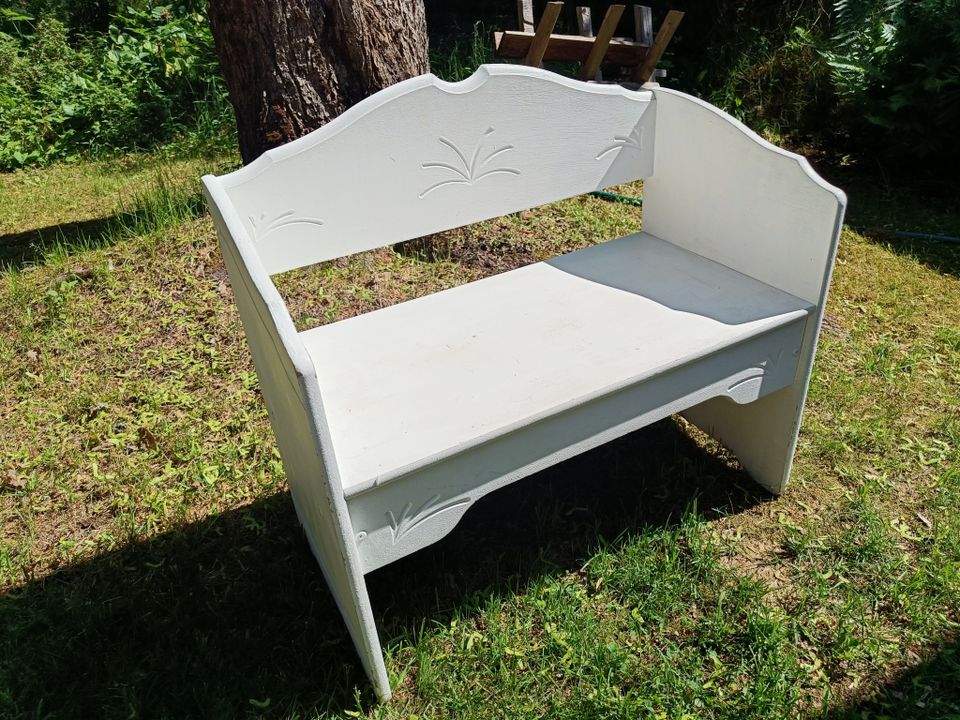 Valkoinen puinen penkki/sohva
