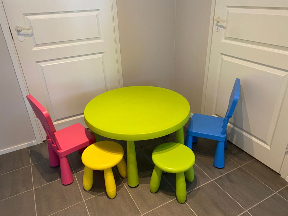 Ikea lasten pöytä ja neljä tuolia