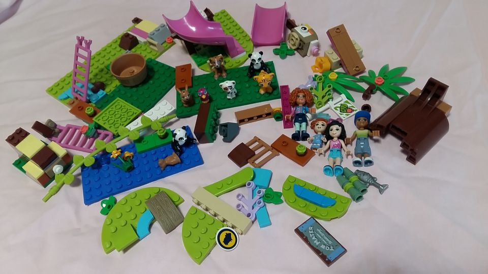 Legoja, levyjä, pikkueläimiä hahmoja ym.