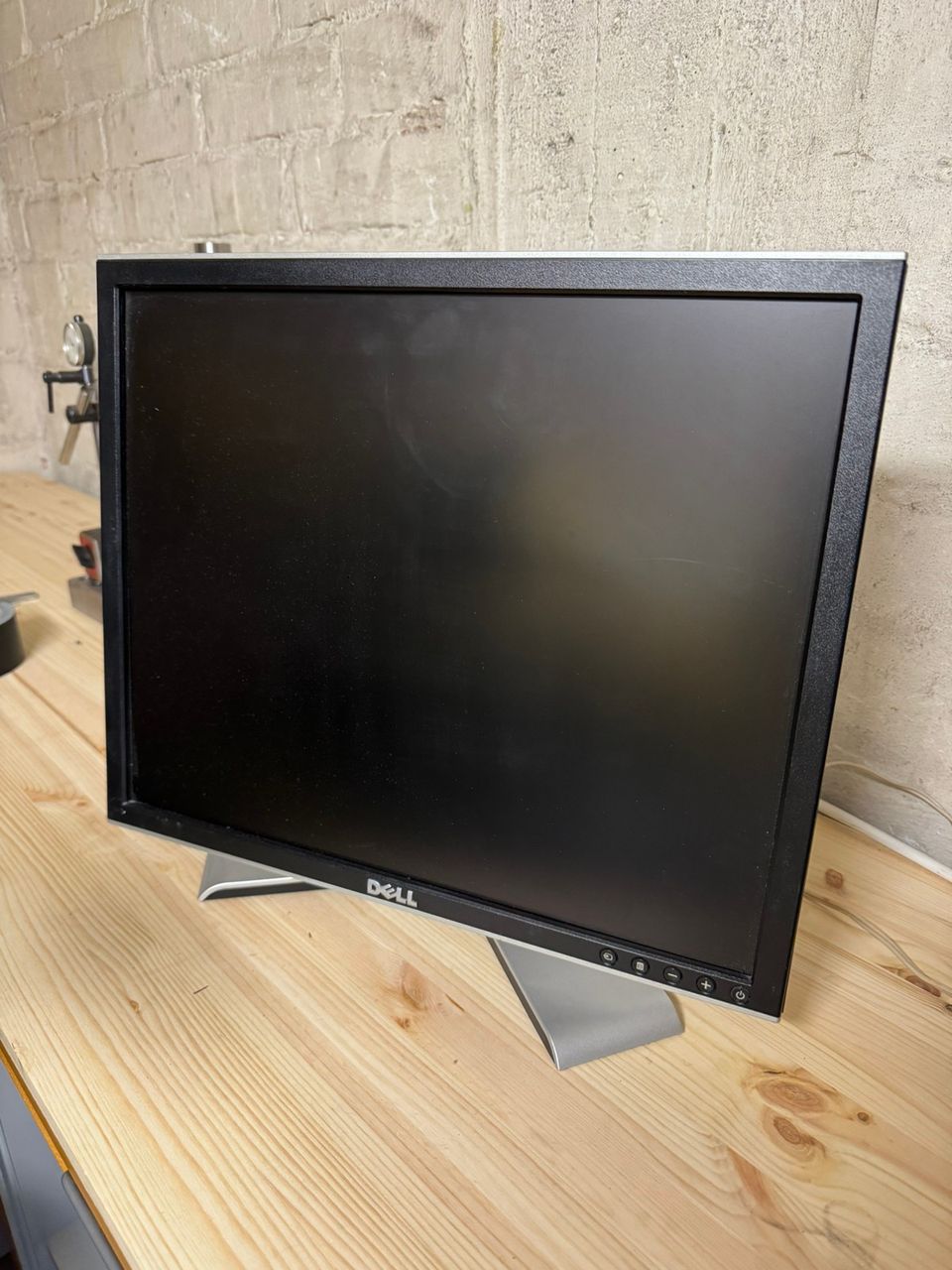 2kpl Dell UltraSharp 1707FPT 17 tuumaa