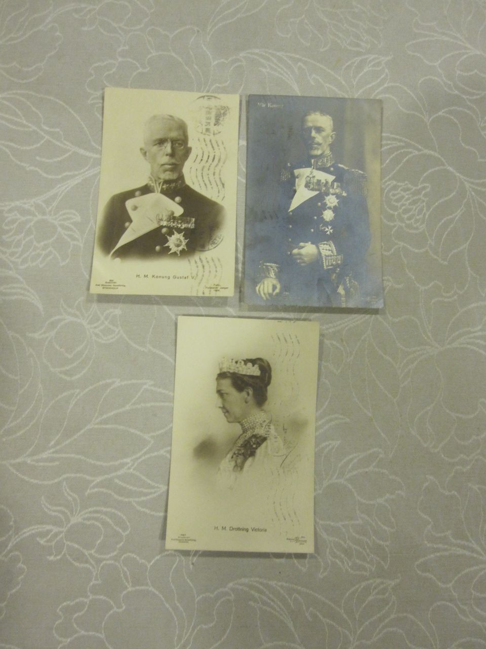 Postimerkkejä ja postikortteja kuninkaallisista