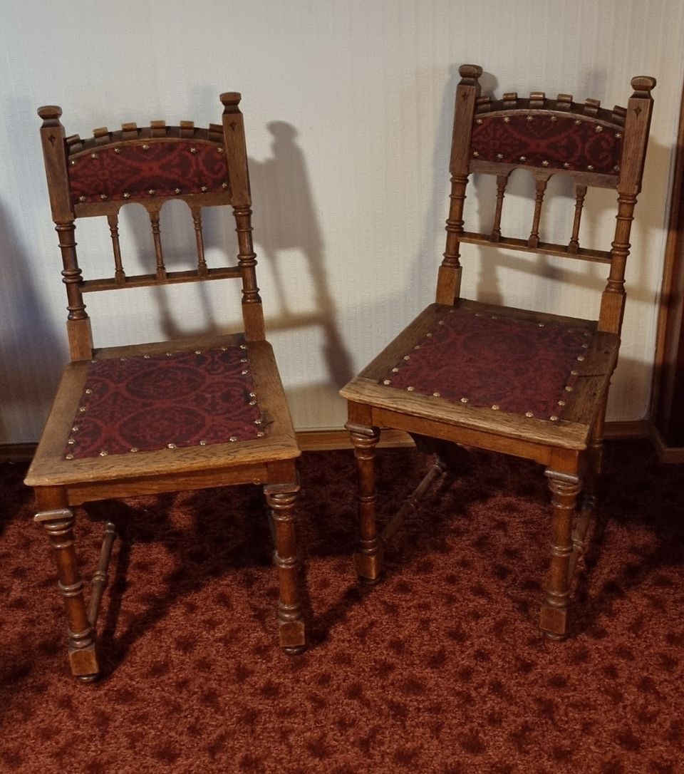 Vanhoja tuoleja 2 kpl