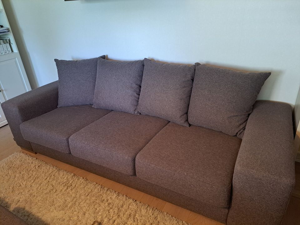 Tummanruskea sohva