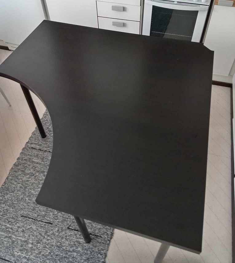 Ikean musta kulmatyöpöytä