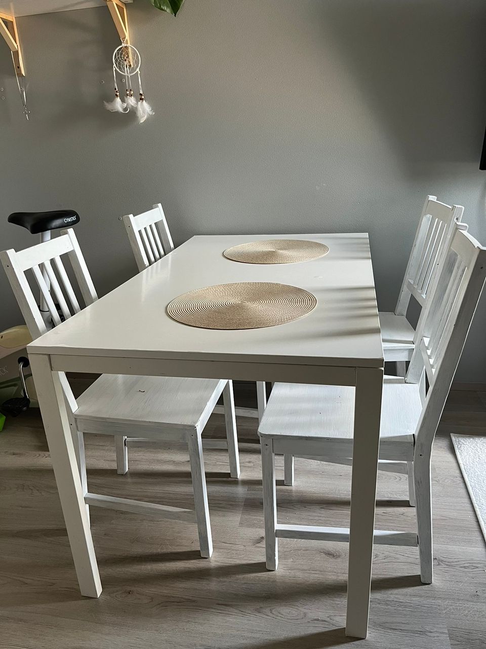 Ruokaryhmä (ruokapöytä + 4 tuolia)