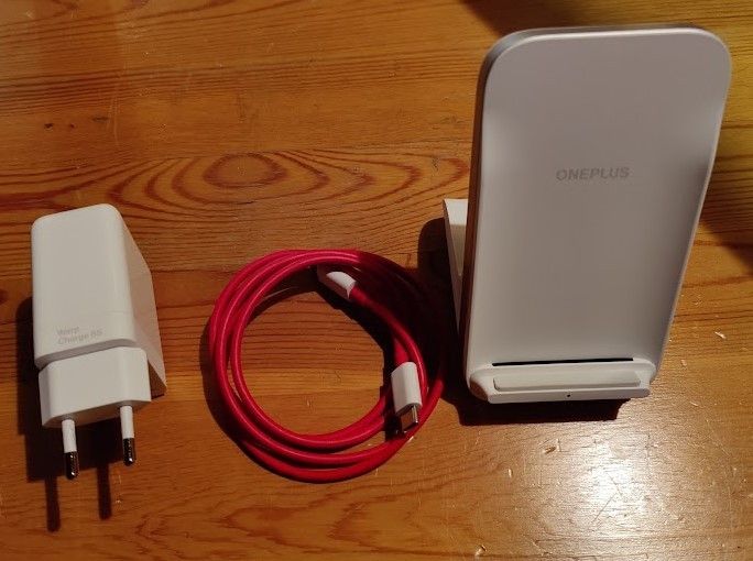 OnePlus Warp Charge 50 langaton latausteline
