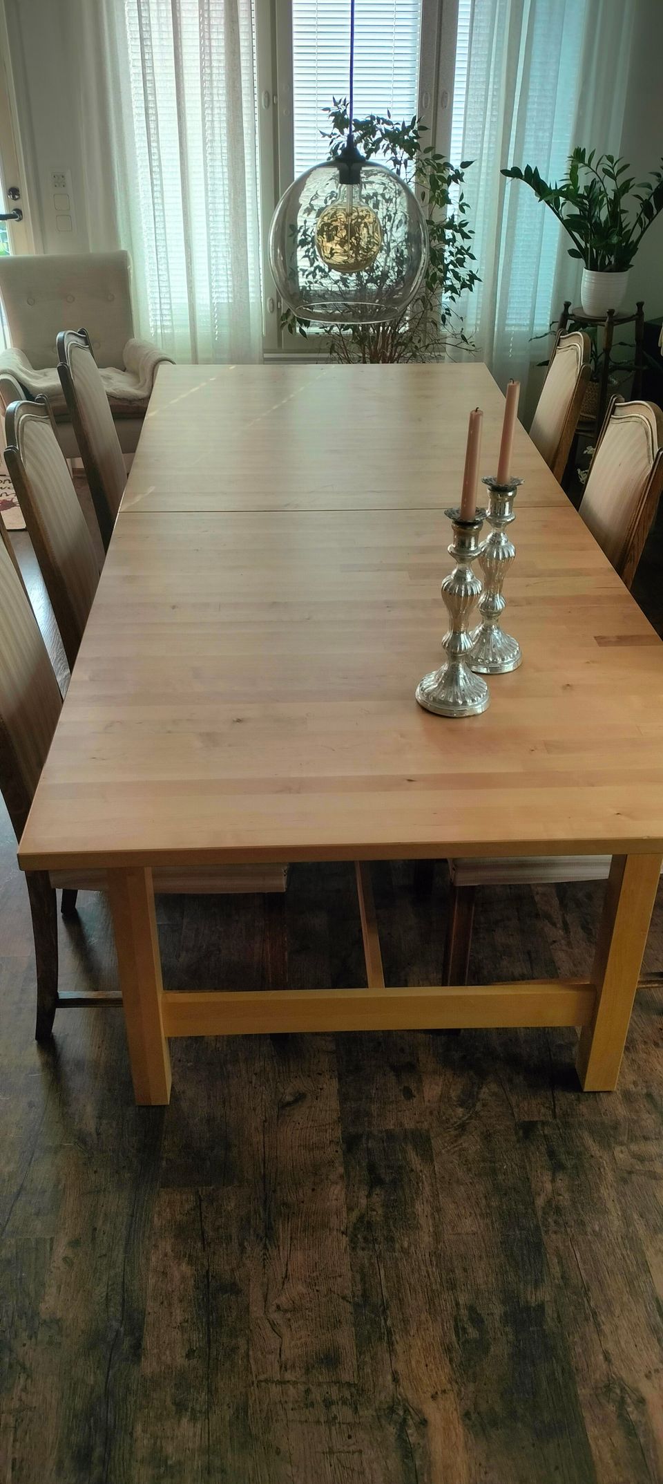 Pöytä ja 6 tuolia