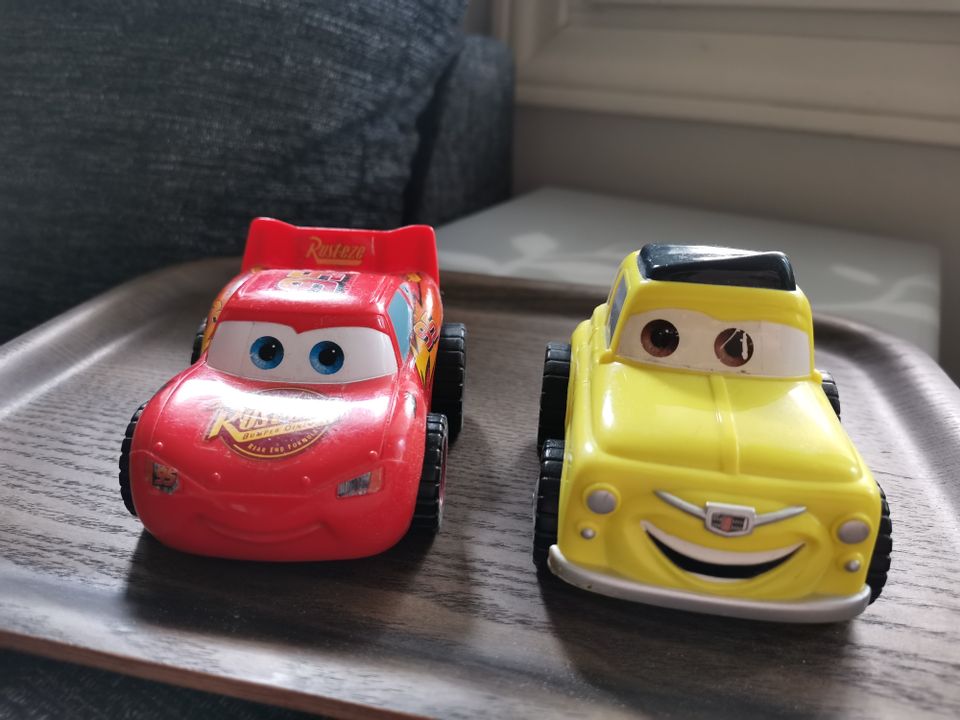 Disney Cars isot muoviset vetoautot