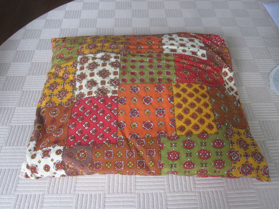 Värikäs tyyny noin 47 x 42cm