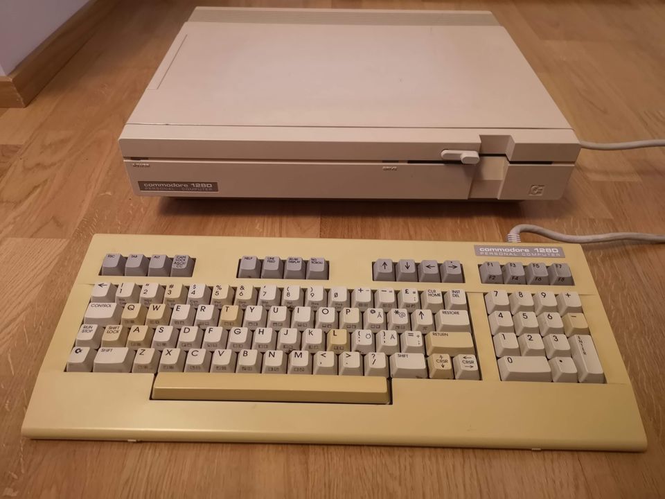 Commodore 128D + ohjekirjat